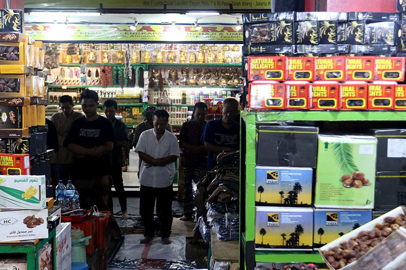 Salat Jumat di Tengah Lapak Pedagang Pasar Tanah Abang - Bagian 2