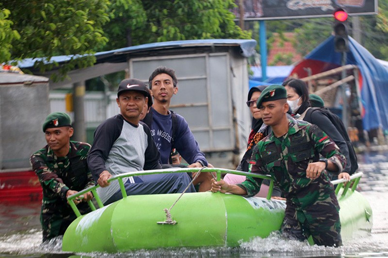 Gerak Cepat Prajurit TNI Evakuasi Warga Terdampak Banjir di Semarang - Bagian 5