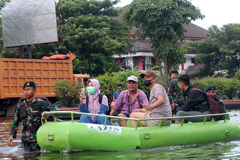 Gerak Cepat Prajurit TNI Evakuasi Warga Terdampak Banjir di Semarang - Bagian 4
