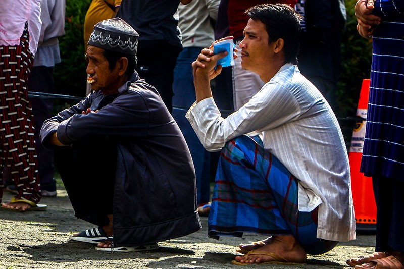 Ratusan Warga Palembang Rela Kepanasan demi Dapat Beras Murah - Bagian 4