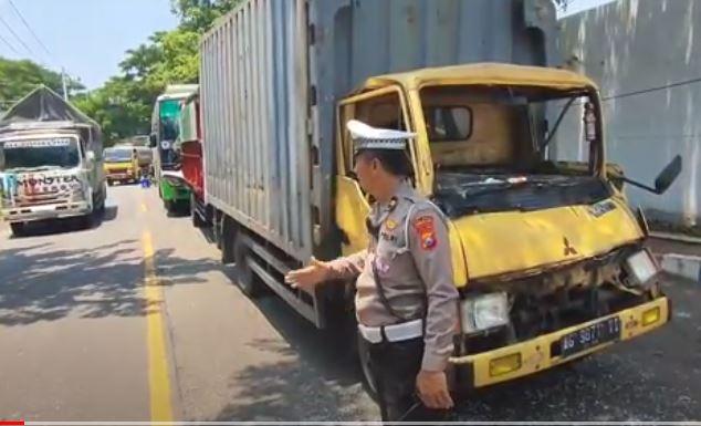 Diduga Rem Blong, Bus Tabrak 4 Kendaraan di Simpangempat Lampu Merah Pasuruan