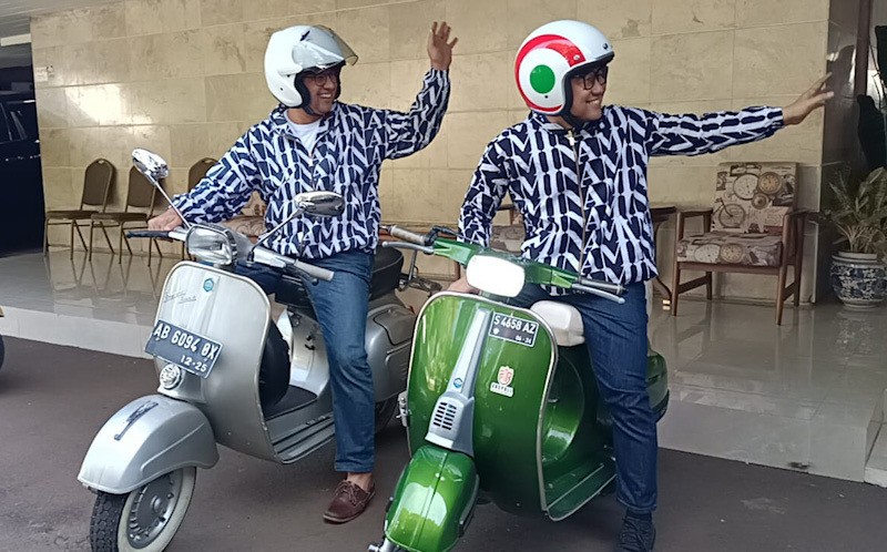 Gaya Anies-Cak Imin Naik Vespa Berburu Takjil ke Benhil - Bagian 2