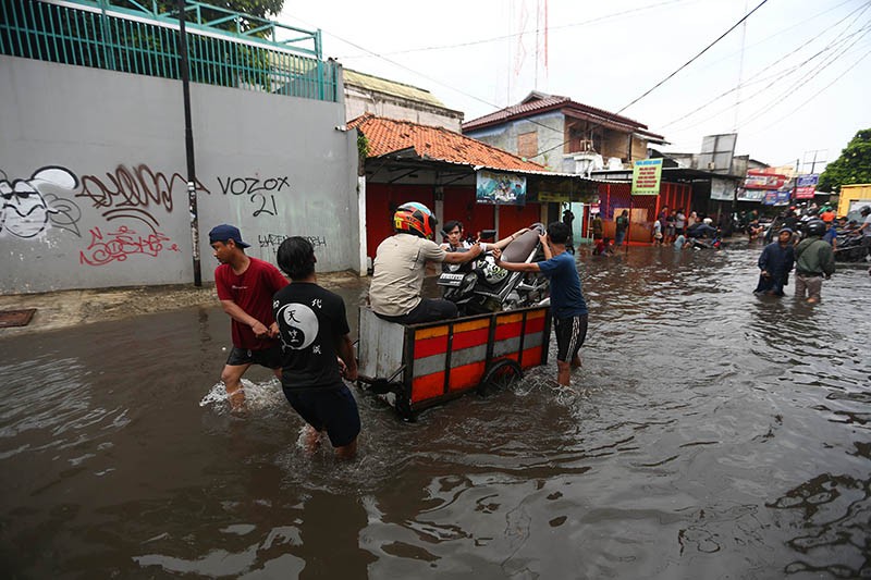 Banjir Jalan Joglo Jakarta Disebabkan Drainase Buruk  - Bagian 1