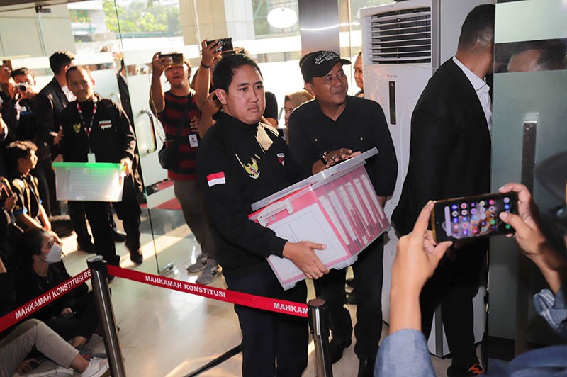 Tim Hukum TPN Ganjar-Mahfud Ajukan Gugatan Sengketa Hasil Pilpres ke MK - Bagian 3