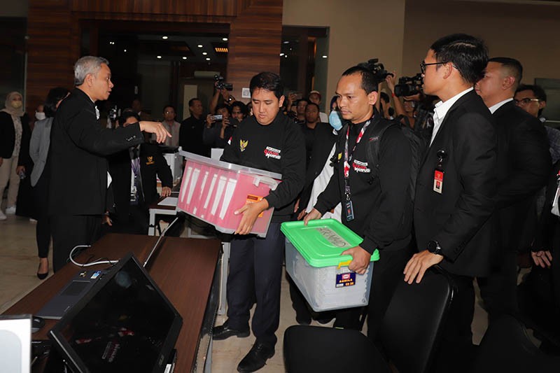 Tim Hukum TPN Ganjar-Mahfud Ajukan Gugatan Sengketa Hasil Pilpres ke MK - Bagian 1