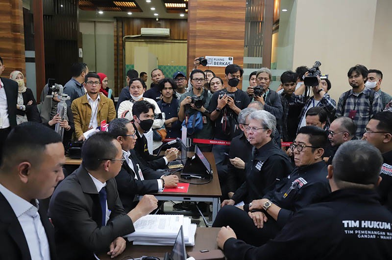 Tim Hukum TPN Ganjar-Mahfud Ajukan Gugatan Sengketa Hasil Pilpres ke MK - Bagian 4