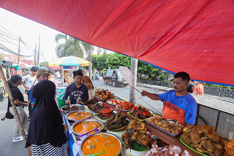 Mencari Ragam Menu Buka Puasa di Pasar Takjil Depok - Bagian 1