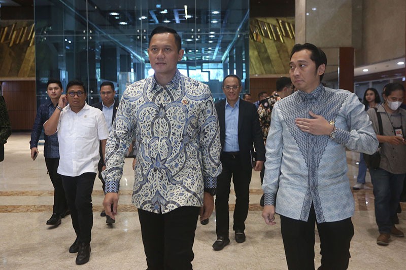 AHY Ditemani Ibas Datang ke Raker Pertama sebagai Menteri bersama DPR - Bagian 1