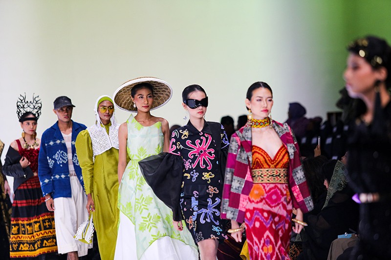 300 Desainer Tampilkan Busana Terbaik di Indonesia Fashion Week 2024  - Bagian 1