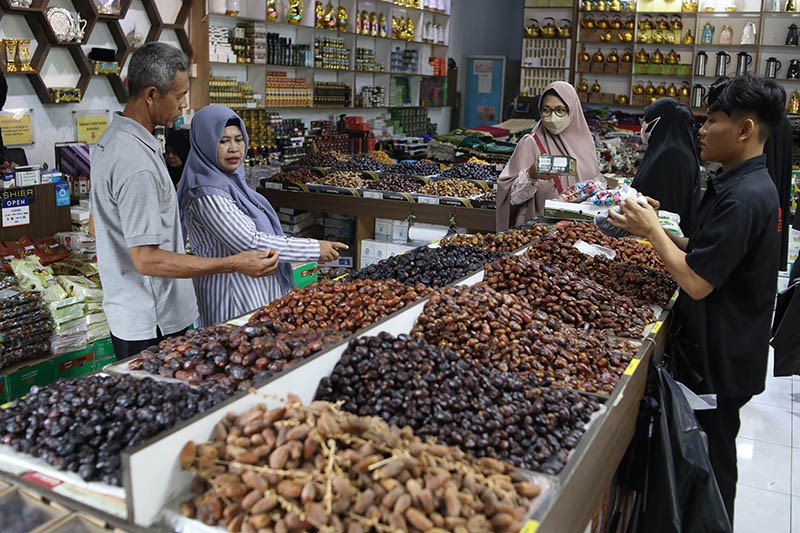 Pedagang Pasar Tanah Abang Siapkan Stok Kurma Dua Kali Lipat - Bagian 2