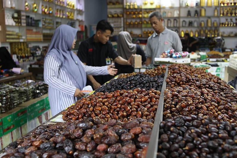 Pedagang Pasar Tanah Abang Siapkan Stok Kurma Dua Kali Lipat - Bagian 1