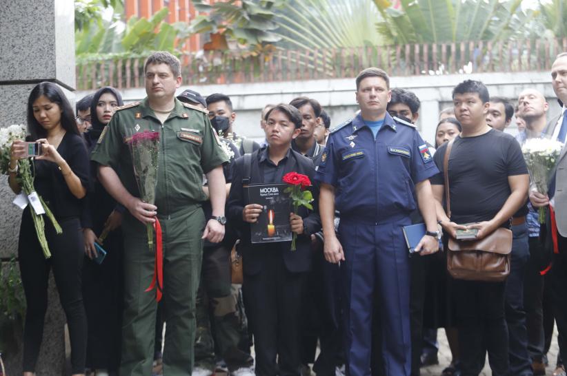 Aksi Simpati Tabur Bunga untuk Korban Serangan Teroris di Rusia - Bagian 5