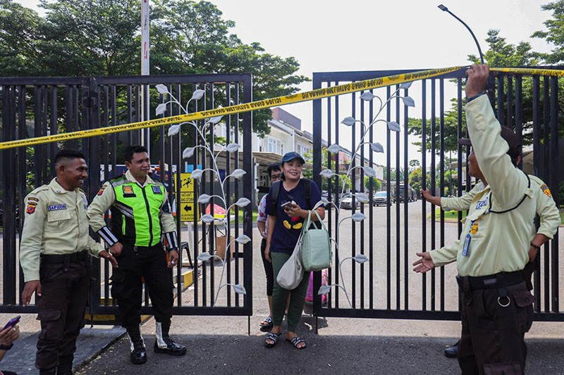 Warga Cluster Visalia Mengungsi saat Penyisiran Sisa Ledakan Gudang Amunisi - Bagian 1