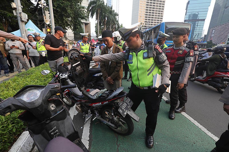 Tampang Gerombolan Anak Muda Bikin Gaduh di Bundaran HI Diamankan Polisi - Bagian 2