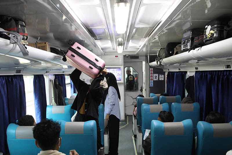 Mudik Lebaran 2024, Calon Penumpang Kereta Berdatangan ke Stasiun Pasar Senen - Bagian 4