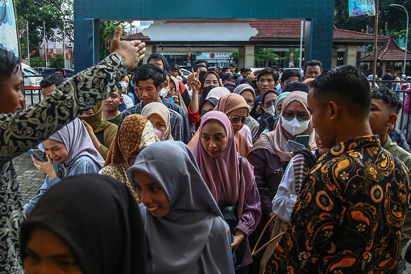 Antrean Penukaran Uang Rupiah di Palembang - Bagian 3