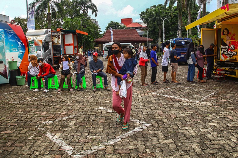 Antrean Penukaran Uang Rupiah di Palembang - Bagian 2