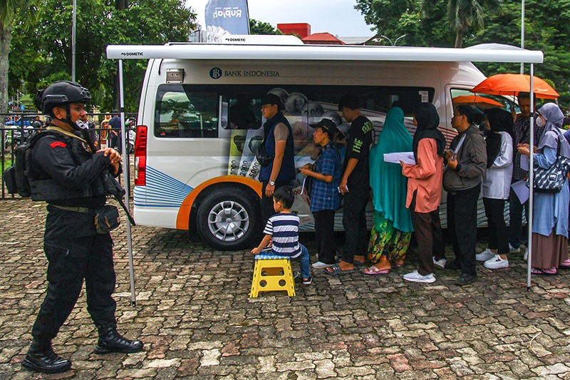 Antrean Penukaran Uang Rupiah di Palembang - Bagian 1
