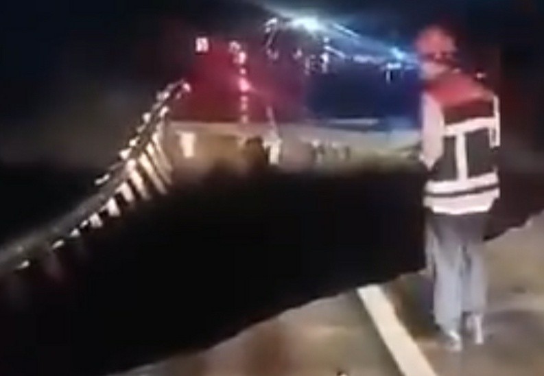 Penampakan Longsor di Tol Bocimi KM 64, Lubang Besar Menganga Sedalam 20 Meter