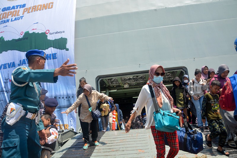 Ratusan Orang Mudik dengan Kapal Perang KRI Banda Aceh Tiba di Semarang - Bagian 3