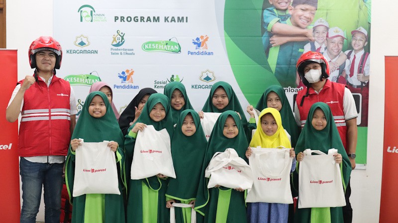 Berbagi saat Ramadan, Kurir Lion Parcel Berikan Santunan Anak Yatim dan Dhuafa - Bagian 2