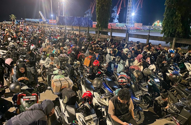 Antrean Pemudik dengan Sepeda Motor di Pelabuhan Ciwandan Tembus 1 Km    - Bagian 1