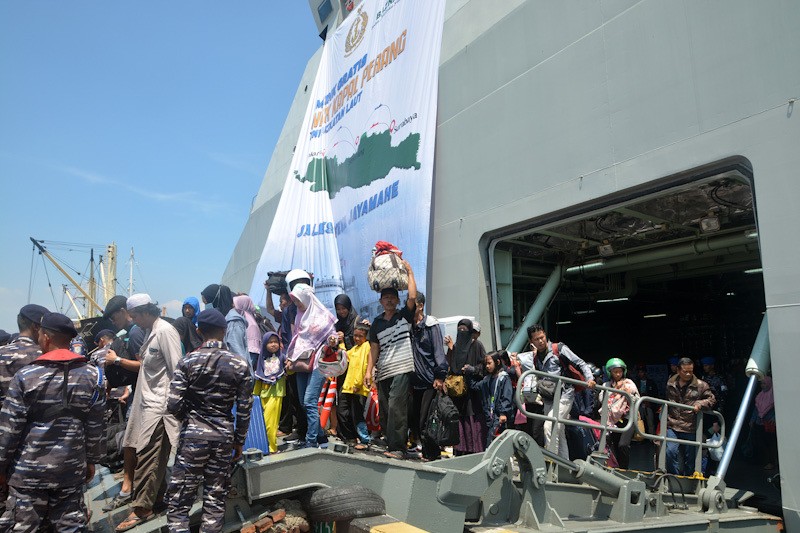 Ratusan Orang Mudik dengan Kapal Perang KRI Banda Aceh Tiba di Semarang - Bagian 1