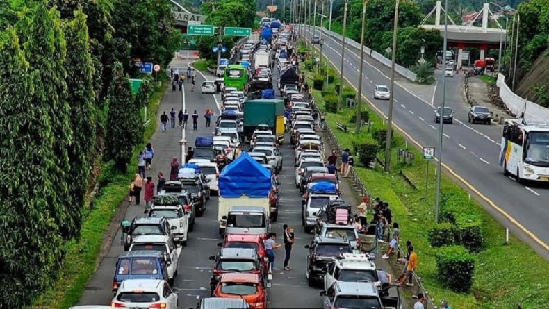 Pelabuhan Merak Macet Parah, Kendaraan Antre 6 Jam Baru Bisa Naik Kapal