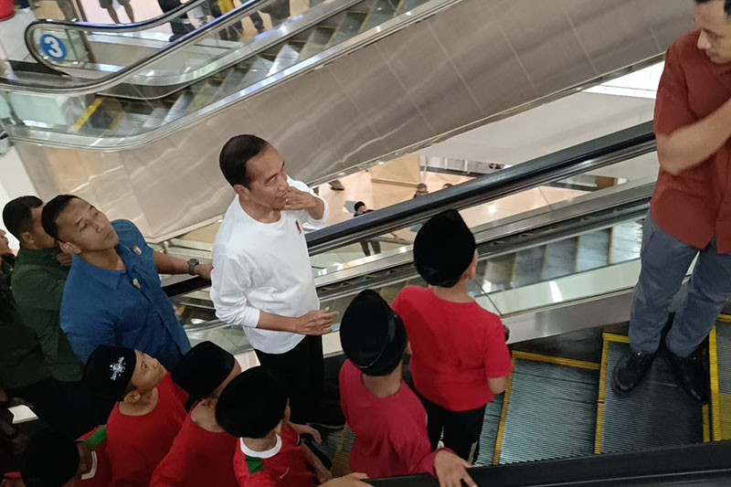 Presiden Jokowi Ajak 40 Anak Panti Asuhan Belanja Baju Lebaran - Bagian 2