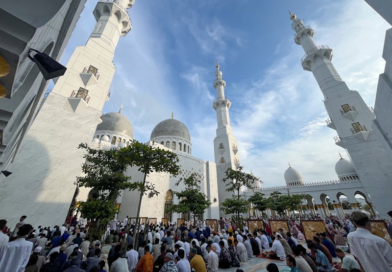Suasana Ribuan Umat Muslim Salat Id di Masjid Raya Sheikh Zayed Solo - Bagian 1