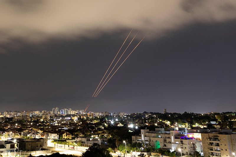 Penampakan Langit Israel Menyala Ditembaki Rudal dan Drone Iran - Bagian 1