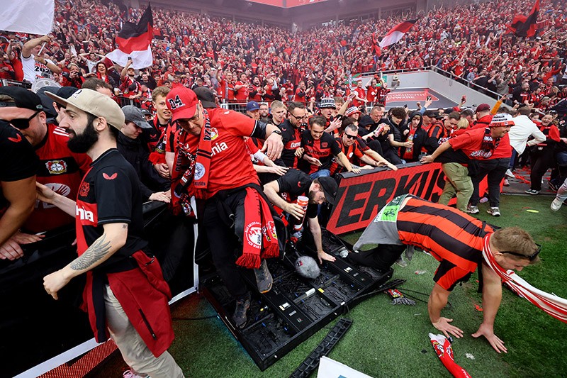 Bayer Leverkusen Juara Bundesliga, Fans Tumpah Ruah ke Lapangan - Bagian 5