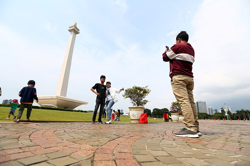 Ribuan Orang Berwisata ke Monas saat libur Lebaran - Bagian 3