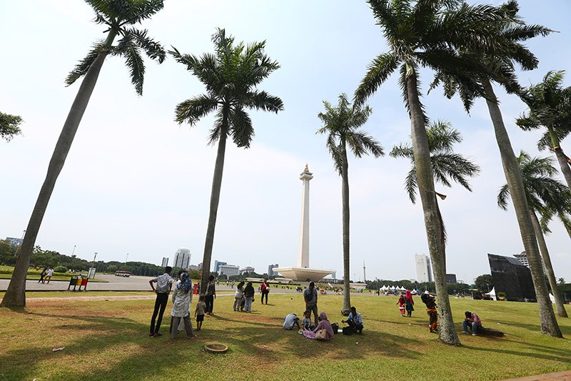 Ribuan Orang Berwisata ke Monas saat libur Lebaran - Bagian 1