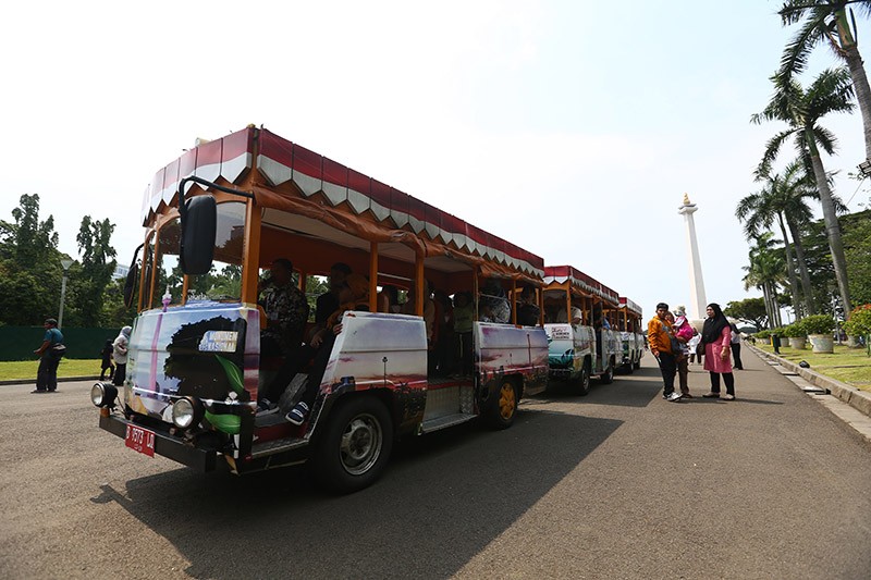 Ribuan Orang Berwisata ke Monas saat libur Lebaran - Bagian 4
