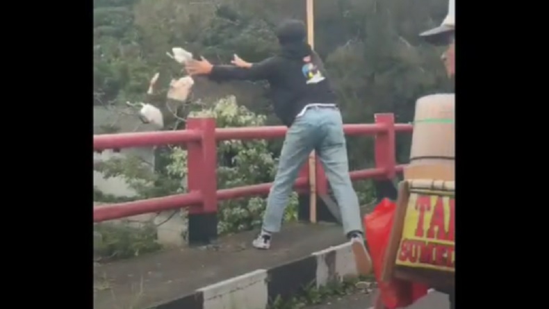Didatangi Petugas Dinas LH Cianjur, Pemuda yang Viral Buang Sampah ke Sungai Minta Maaf