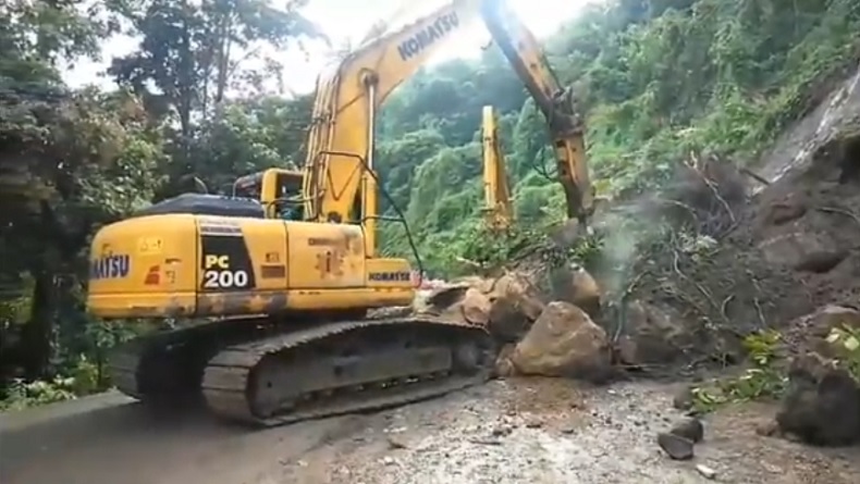 Tebing Setinggi Belasan Meter di Jalan Poros Kabupaten Maros Longsor