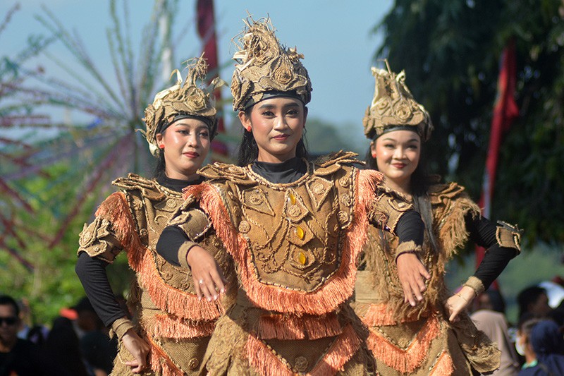 Kirab Budaya Sesaji Rewanda, Tradisi Hadiah untuk Monyet  - Bagian 5