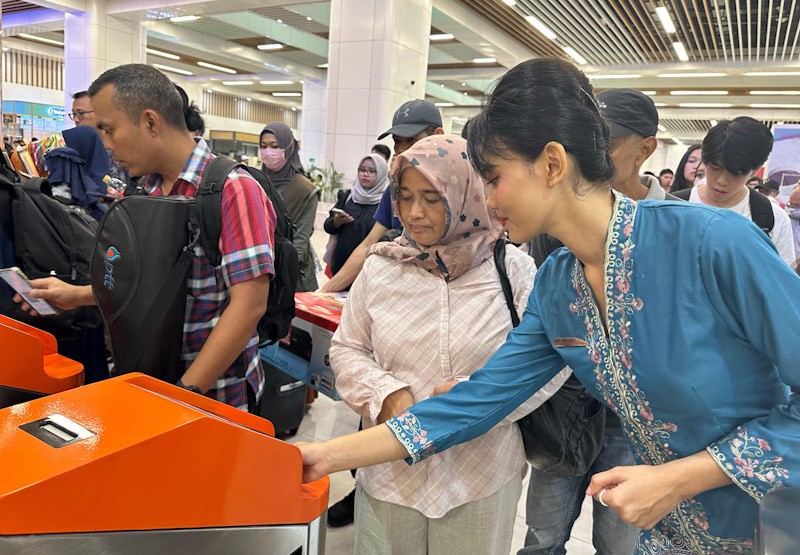Hari Kartini, Petugas Kereta Cepat Whoosh Pakai Kebaya Bagikan Bunga untuk Penumpang - Bagian 5