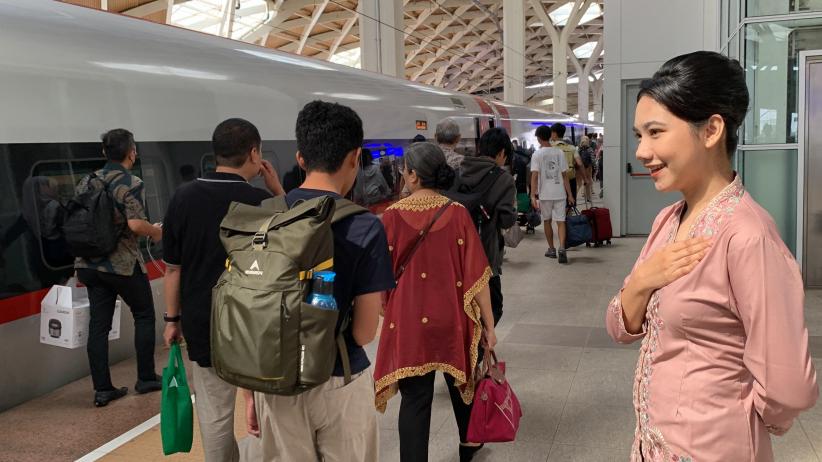 Hari Kartini, Petugas Kereta Cepat Whoosh Pakai Kebaya Bagikan Bunga untuk Penumpang - Bagian 4
