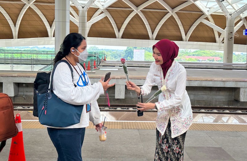 Hari Kartini, Petugas Kereta Cepat Whoosh Pakai Kebaya Bagikan Bunga untuk Penumpang - Bagian 2