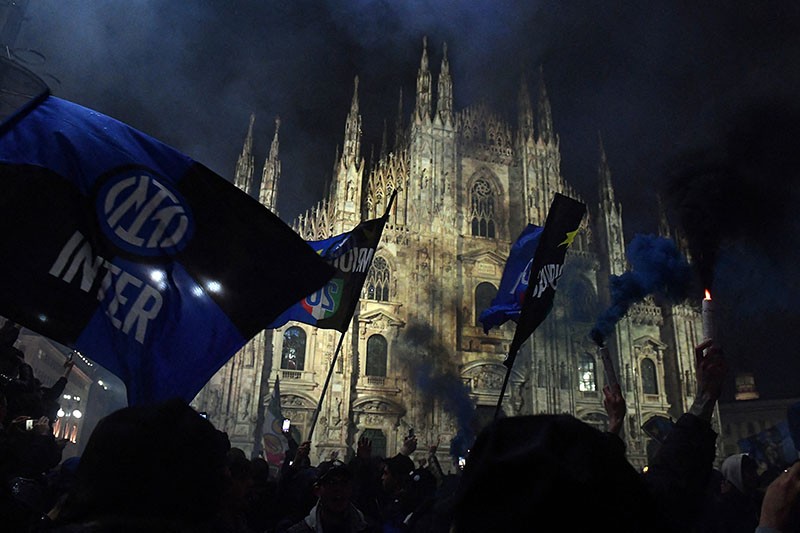  Inter Raih Scudetto, Kota Milan Dibanjiri Ribuan Suporter  - Bagian 1