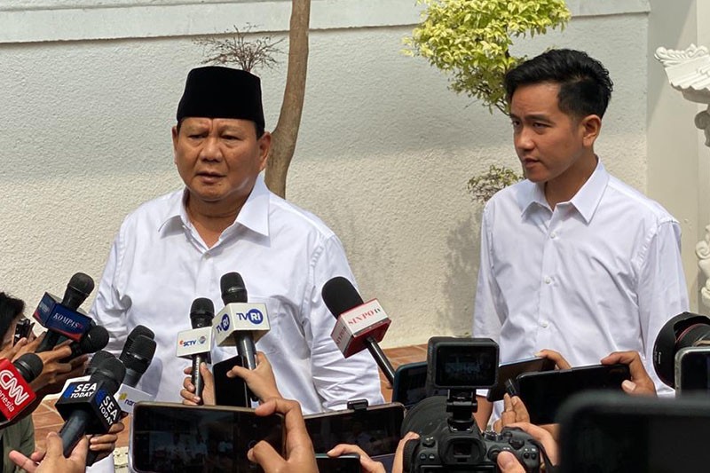 Penampilan Prabowo-Gibran Kompak Berbaju Putih Tiba di KPU - Bagian 1