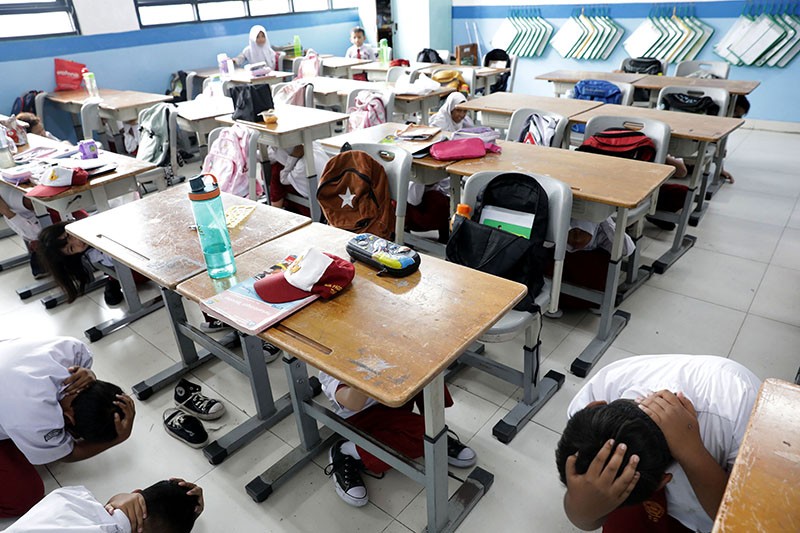 Anak-Anak SD Berlindung di Bawah Meja Ketika Gempa Bumi - Bagian 1