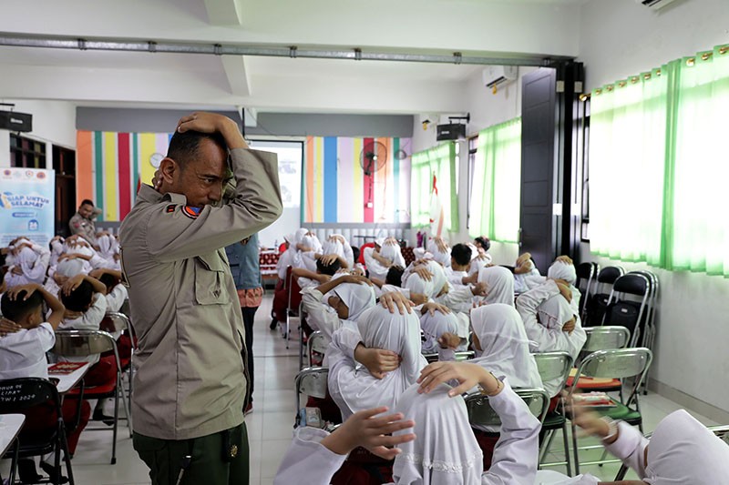 Anak-Anak SD Berlindung di Bawah Meja Ketika Gempa Bumi - Bagian 4