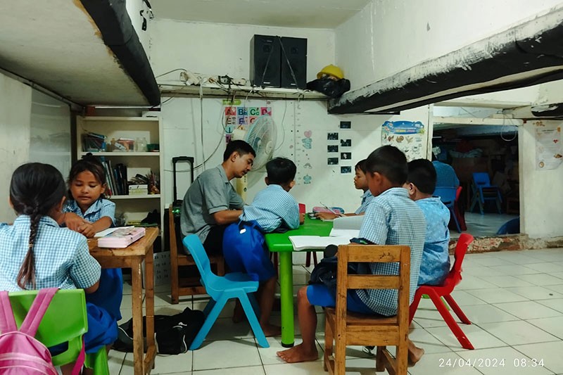 Potret Sekolah di Kolong Tol Jelambar, Siswa Semangat Belajar Meski Ruang Kelas Seadanya - Bagian 1