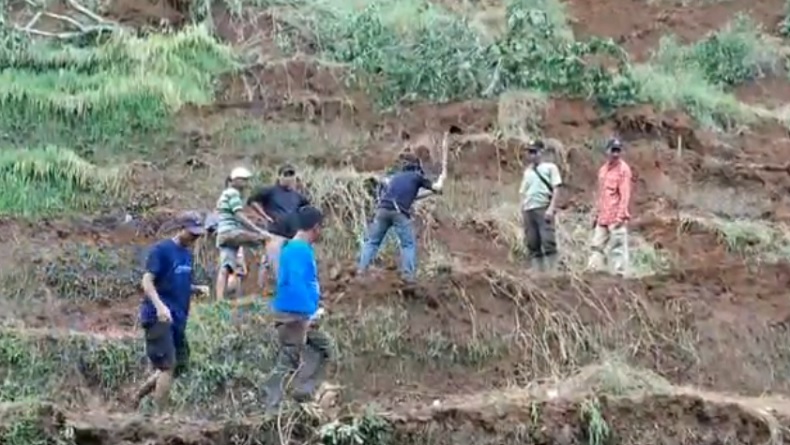 Identitas Korban Hilang Tertimbun Longsor di Kampung Cimanggu, Oman 63 Tahun