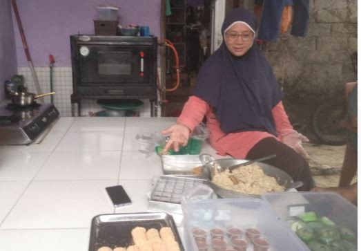 Lewat Pinjaman KUR BRI, Usaha Kue Basah Bu Julai Makin Laris