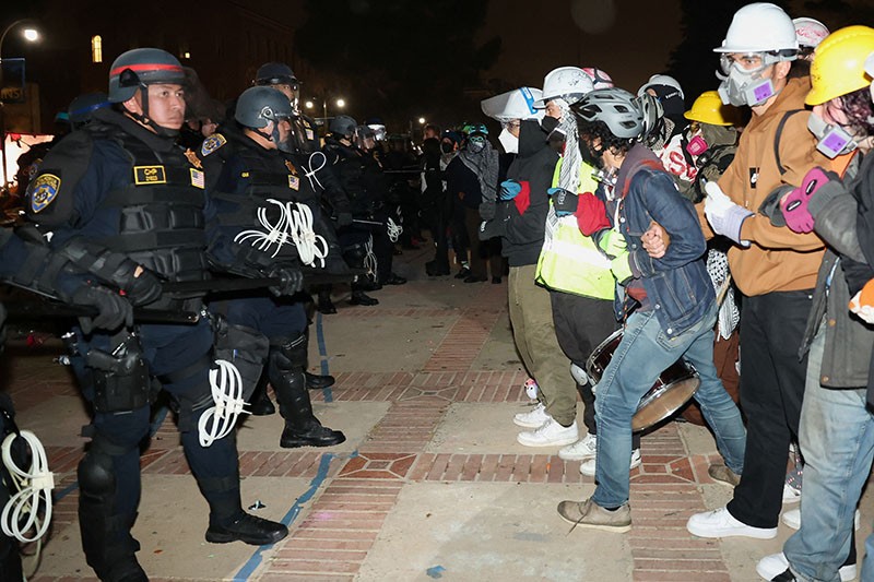 Puluhan Mahasiswa UCLA Pro-Palestina Ditangkap Polisi AS - Bagian 5