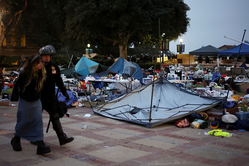 Puluhan Mahasiswa UCLA Pro-Palestina Ditangkap Polisi AS - Bagian 6
